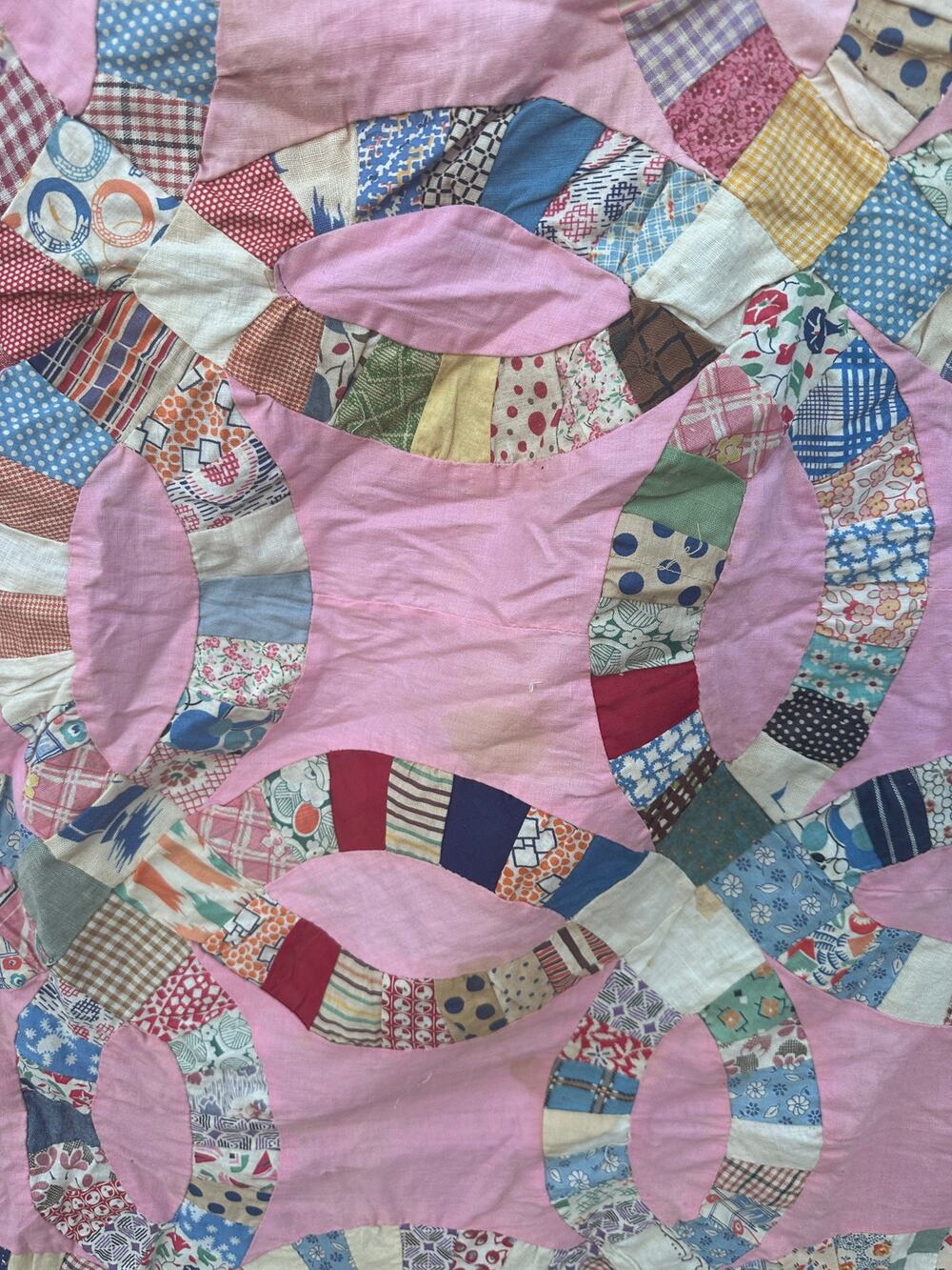 1930'S/40'S ANTIQUE PINK DOUBLE WEDDING RING QUILT TOP 65 X 85